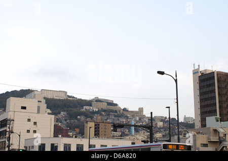 Ein Foto, das die ruhige Atmosphäre der Stadt Nagasaki in Kyushu, Japan, einfängt. Die Szene zeigt die einzigartige Architektur und die natürliche Schönheit der Stadt, mit bemerkenswerten Merkmalen der Umgebung, einschließlich Blick auf die Küste und städtische Elemente. Stockfoto