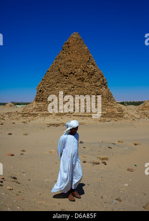 Sudanesische Mann vor den königlichen Pyramiden von Napata, Nuri, Sudan Stockfoto