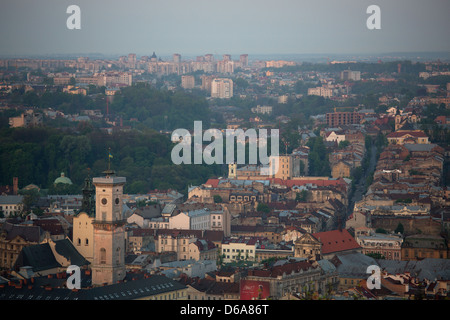 Lviv, Ukraine, Blick vom Wysokyi Samok, das Rathaus und die Altstadt Stockfoto