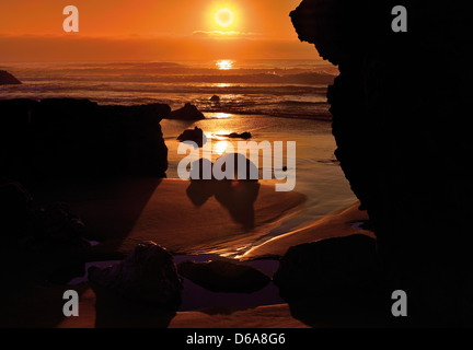 Portugal, Algarve: Sonnenuntergang über den Felsen am Strand Praia Do Tonel in Sagres Stockfoto