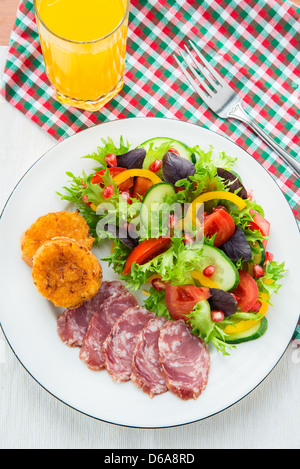 Frische gemischte Salat mit Tomaten, Gurken, Paprika, Granatapfel und in Scheiben geschnittene Wurst mit Käse Toast auf Seite Stockfoto