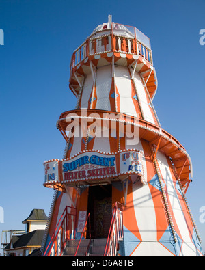 Helter Skelter-Kirmes-Attraktion auf dem Pier in Clacton, Essex, England Stockfoto