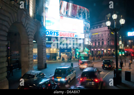 Nachtverkehr Piccadilly Circus, London UK Stockfoto