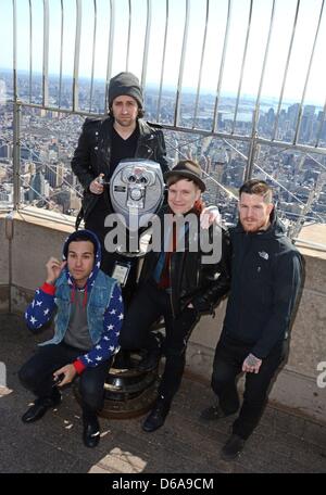 New York, USA. 15. April 2013. Fall Out Boy, Pete Wentz, Joe Trohman, Patrick Stump, Andy Hurley bei einem öffentlichen Auftritt für FALL OUT BOY Besuche Empire State Building, das Empire State Building, New York, NY 15. April 2013. Foto von: Derek Sturm/Everett Collection/Alamy Live-Nachrichten Stockfoto