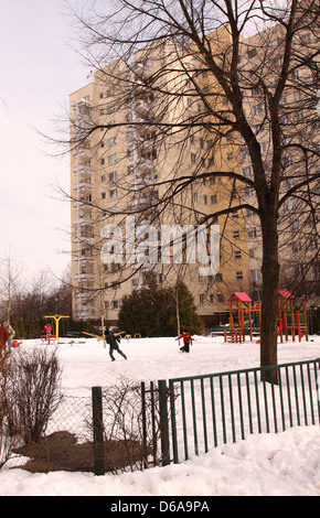 Warschau Polen Wohnung Wohnblock am Inflancka im Winter mit Schnee auf dem Kinderspielplatz Stockfoto