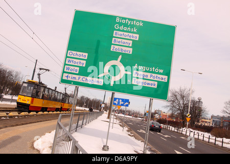 Warschau Polen Transport Straße Verkehrszeichen und Autofahren in Warschau Kreisverkehr und Straßenbahn Stockfoto