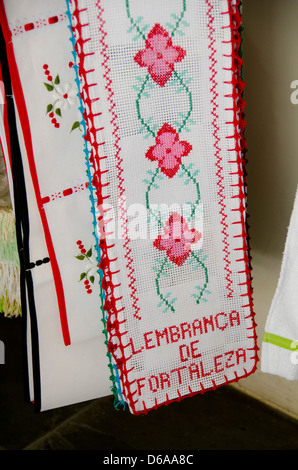 Brasilien, Fortaleza. Emcetur touristisches Zentrum, Handwerkermarkt, untergebracht in einem ehemaligen Gefängnis. Handgemachte Textilien. Stockfoto