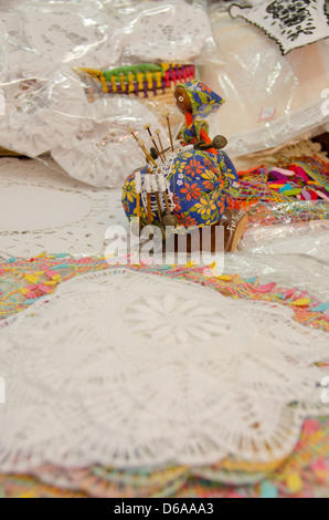 Brasilien, Fortaleza. Emcetur touristisches Zentrum, Handwerkermarkt, untergebracht in einem ehemaligen Gefängnis. Handgemachte Textilien. Stockfoto