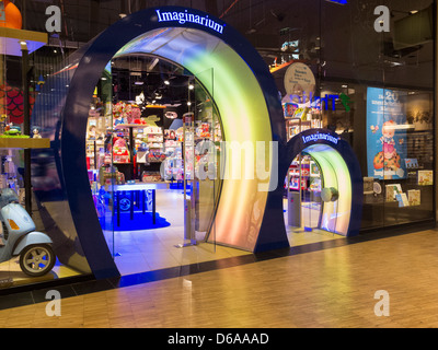 Imaginarium - einem Spielzeugladen mit einer Kind-Größe Tür in das Einkaufszentrum Alexa am Alexanderplatz, Mitte, Berlin Stockfoto