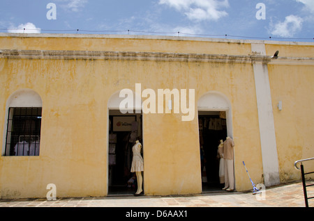 Brasilien, Fortaleza. Emcetur touristisches Zentrum, Handwerkermarkt, untergebracht in einem ehemaligen Gefängnis. Kleidung Lieferanten in alten Gefängniszelle. Stockfoto