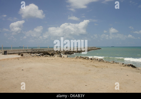 Brasilien, Fortaleza. Futuro Beach & Pier, beliebten Strand, die Fronten die Innenstadt entlang der Avenida Dioguinho. Stockfoto