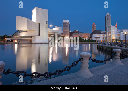 ROCK AND ROLL HALL OF FAME (© I M PEI 1995) GREAT LAKES SCIENCE CENTER (© E VERNER JOHNSON 1996) CLEVELAND SKYLINE OHIO USA Stockfoto