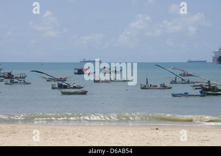 Brasilien, Fortaleza. Futuro, Strand beliebt, die Fronten die Innenstadt entlang der Avenida Dioguinho. Lokale Fischerei Bootshafen. Stockfoto