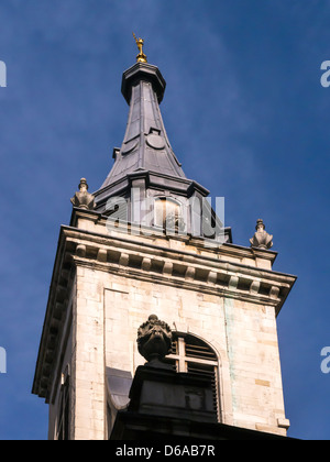 LONDON, Vereinigtes Königreich - 14. APRIL 2013: Kirchturm von St. Edmund, King and Martyr Church in der Lombard Street in der City of London - gewidmet St. Edmund dem Märtyrer Stockfoto