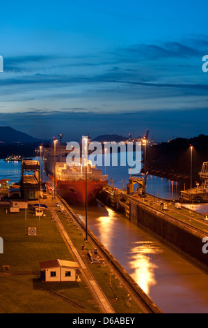 Frachtschiff ab seiner Durchquerung in Miraflores Schleusen. Panama-Kanal Stockfoto