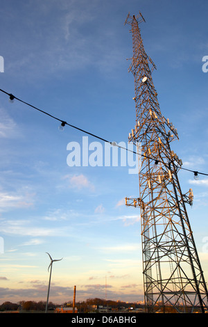 Zelluläre Tower, Windturbine und Schornstein in Atlanta, Georgia. Stockfoto