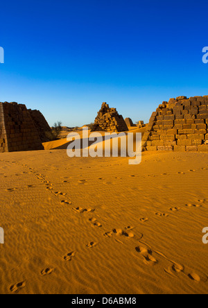 Pyramiden und Gräber In königlichen Friedhof von Bajrawiya, Meroe, Sudan Stockfoto