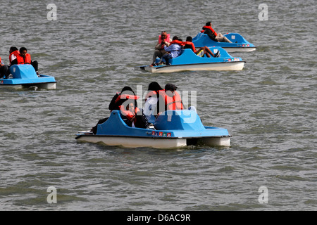 Paddelboote am Tidal Basin vor Jefferson Memorial, Washington DC Stockfoto