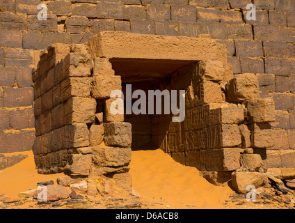 Pyramide und Grab auf dem Royal Cemetery in Meroe, Sudan Stockfoto