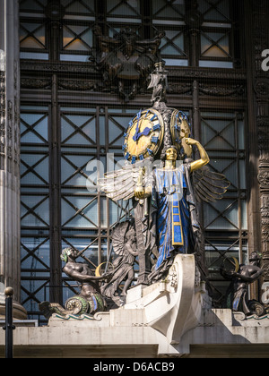 LONDON, Großbritannien - 14. APRIL 2013: Die Statue der Königin der Zeit über dem Eingang des Kaufhauses Selfridges in der Oxford Street Stockfoto