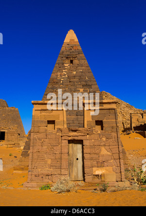 Pyramide und Grab auf dem Royal Cemetery in Meroe, Sudan Stockfoto