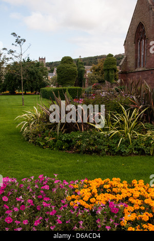 Die Gärten von St. Nicholas Centre - ehemals St. Nikolaus Kirche-Whitehaven, Cumbria, England. St James Church im Hintergrund Stockfoto