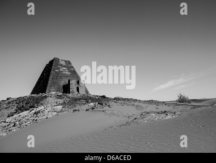 Pyramide und Grab auf dem Royal Cemetery in Meroe, Sudan Stockfoto