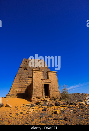 Pyramide und Grab auf dem Royal Cemetery in Meroe, Sudan Stockfoto