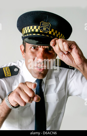 Schneiden Sie aus einem aggressiven Traffic Warden Studio Stockfoto