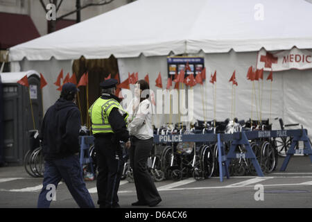 Boston, Massachusetts, USA. 15. April 2013. Mehrere Explosionen rocken die Ziellinie des Boston-Marathons 2013 auf Montag, 15. April 2013 in Boston, Massachusetts. (Bild Kredit: Nicolaus Czarnecki/ZUMAPRESS.com ©) Stockfoto