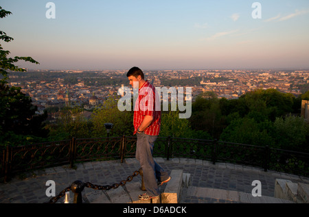 Lviv, Ukraine, Blick vom Wysokyi Samok bei Sonnenaufgang Stockfoto