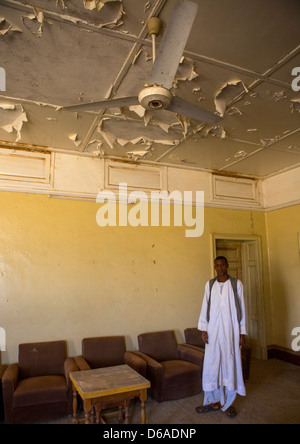 Mann, der In einem alten englischen Haus, Erkowit, Sudan Stockfoto