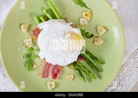 Salat mit grünem Spargel mit pochiertem Ei Stockfoto