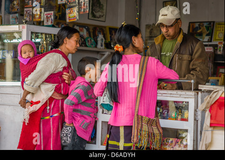 Einheimische aus der Monpa Tribe Shop in einem örtlichen Geschäft in Tawang Stadtmitte, westlichen Arunachal Pradesh, Indien. Stockfoto