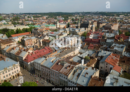 Lviv, Ukraine, Blick vom Rathausturm auf dem Platz und der Altstadt entfernt Stockfoto