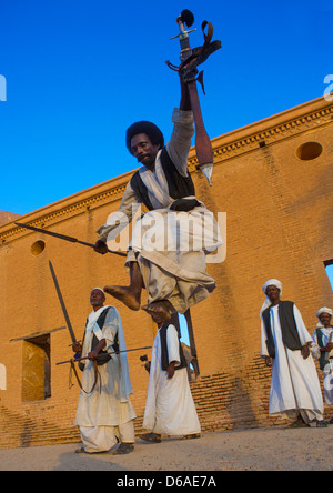 Beja Stamm Männer tanzen vor der Khatmiyah-Moschee am Fuße des Gebirges Taka, Kassala, Sudan Stockfoto