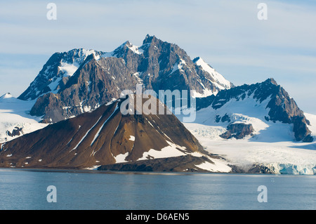 Norwegen, Svalbard-Archipel, Spitzbergen, Hornsund. Malerische Landschaft des einen sich zurückziehenden Gletscher und den schroffen Bergen im Sommer. Stockfoto