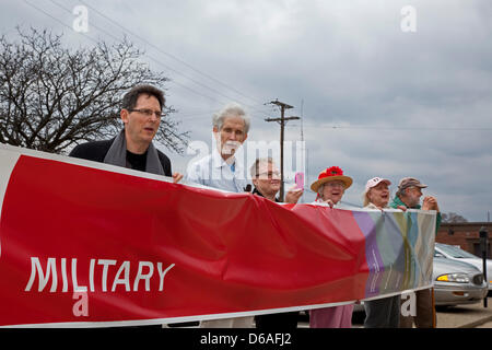 Royal Oak, Michigan - Mitglieder von Peace Action of Michigan Kundgebung vor der Royal Oak-Post als Bürger fallen ihre Steuererklärungen. Sie forderten eine Senkung der Pentagon Ausgaben, und verstärkte Investitionen in Städten, Gesundheitswesen, und Straße repariert. Ihre Fahne zeigt den prozentualen Anteil der Militärausgaben in den diskretionären US-Haushalt. Stockfoto