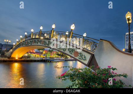 Kampung Morten Brücke über Melaka Fluss in Malacca Malaysia Waterfront zur blauen Stunde Stockfoto