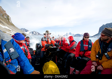 Norwegen, Svalbard-Archipel, Spitzbergen, Hornsund. Kreuzfahrt Schiff Touristen an Bord ein Sternzeichen gehen Sie zu einem kleinen Auk erkunden Stockfoto