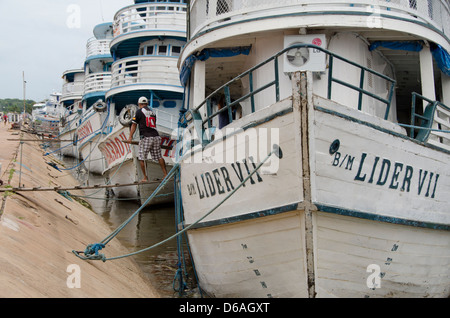 Brasilien, Amazonas, Rio Tapajos, Santarem. Laden Fracht auf typische Amazon-Boote in den Hafen von Santarem. Stockfoto