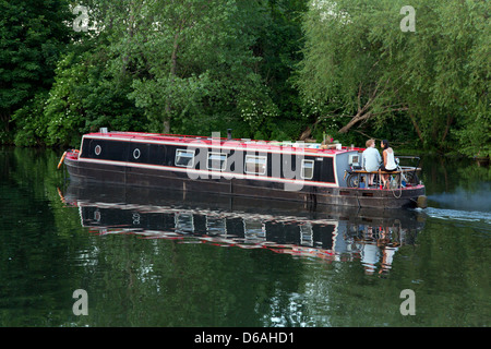 London, Vereinigtes Königreich, mit einem paar Hausboot auf dem Fluss Lee Navigation Stockfoto