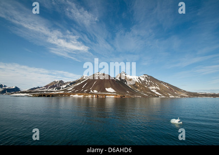 Norwegen, Svalbard-Archipel, Spitzbergen, Hornsund. Zerklüftete Gletscher Landschaft entlang der Küste im Sommer. Stockfoto