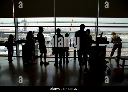 London, Vereinigtes Königreich, Besucher zu einer Aussichtsplattform in einem Einkaufszentrum Stockfoto