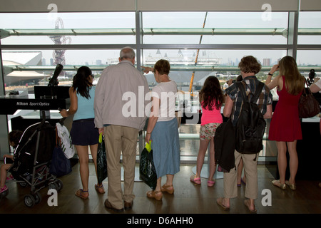 London, Vereinigtes Königreich, Besucher zu einer Aussichtsplattform in einem Einkaufszentrum Stockfoto