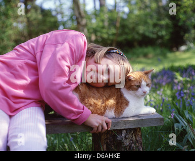 Teenager-Mädchen im Garten mit Ingwer Katze, Ascot, Berkshire, England, Vereinigtes Königreich Stockfoto