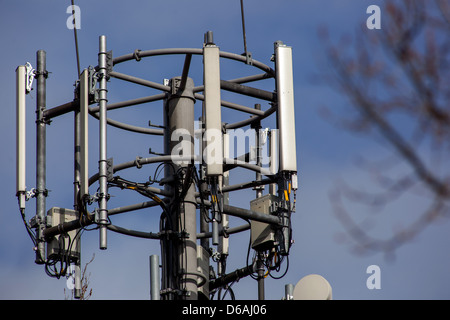 Funkantennen und Verstärker für Mobilfunknetze Prag Tschechien Stockfoto