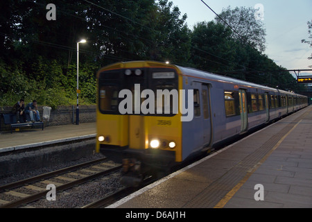 London, Vereinigtes Königreich, fährt der größere Anglia Zug eine Station im Pfarrhaus Straße Stockfoto