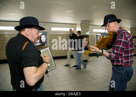 London, Vereinigtes Königreich, station zwei folk-Musiker im Zugang zur u-Bahn Leicester Square Stockfoto