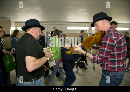 London, Vereinigtes Königreich, station zwei folk-Musiker im Zugang zur u-Bahn Leicester Square Stockfoto